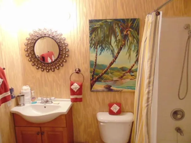 E12 Awesome Renovation, Comfy Well Stocked Kitchen Make Some Memories! Apartment