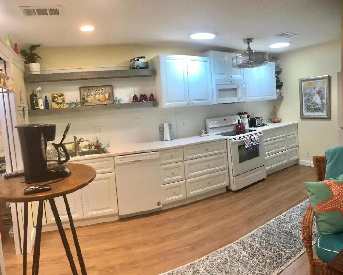 E12 Awesome Renovation, Comfy Well Stocked Kitchen Make Some Memories! Apartment