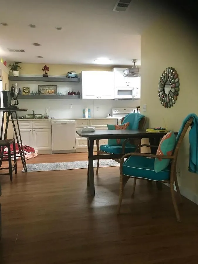 E12 Awesome Renovation, Comfy Well Stocked Kitchen Make Some Memories! Apartment