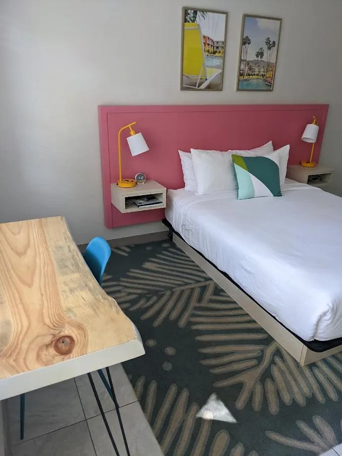 Hotel Queen's Court 2*