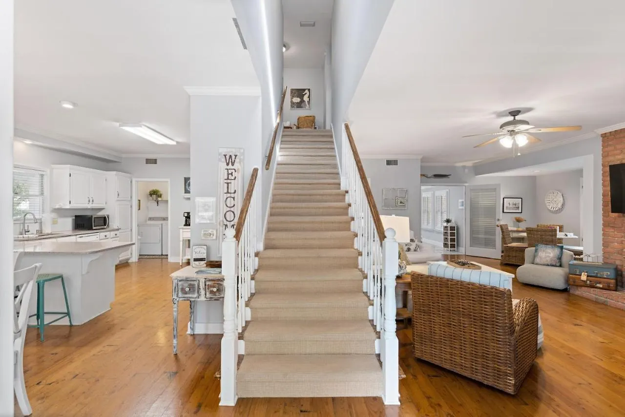 Pelican's Porch - 4318 Eighth Street *
