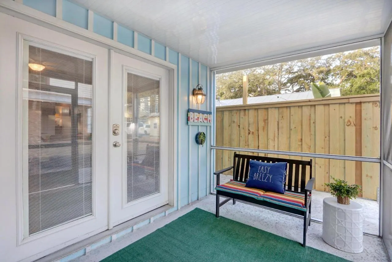 Ezbreezy - 4217 Fifth Street * St. Simons Island