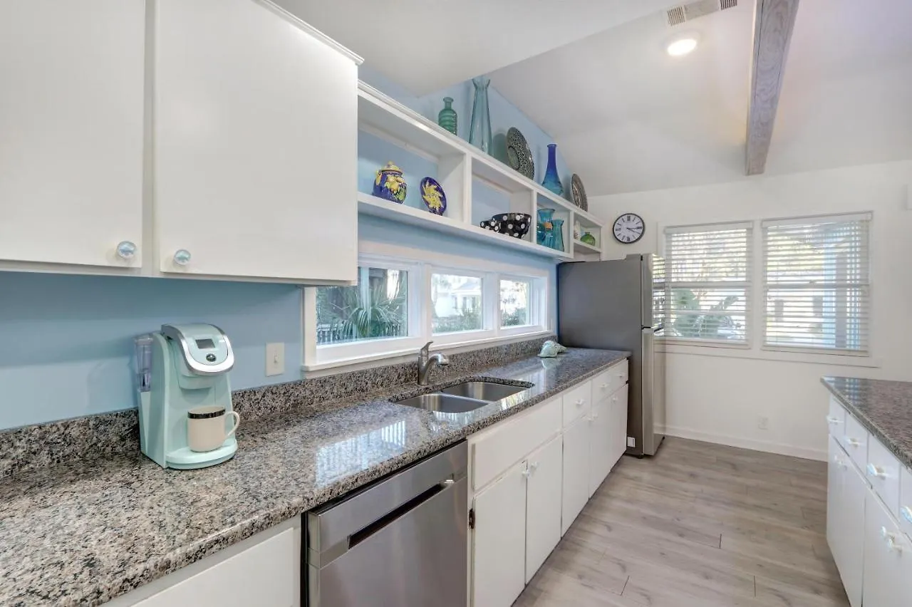 Breeze-on - 4217 Fifth St * St. Simons Island