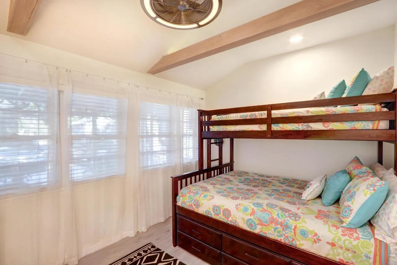 Breeze-on - 4217 Fifth St * St. Simons Island