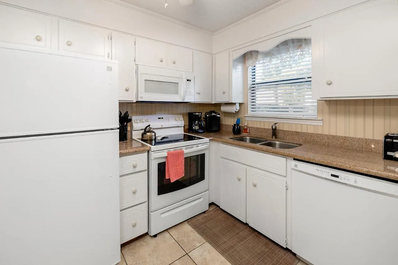 Courtyard B-4 - 2 Bed - 1 And A Half Bath Townhouse On St Simons Island St. Simons Island
