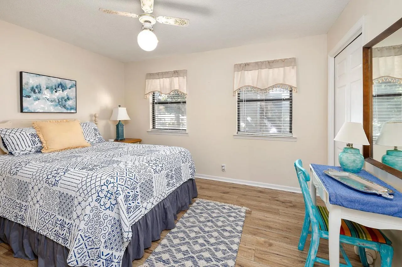 Courtyard B-4 - 2 Bed - 1 And A Half Bath Townhouse On St Simons Island