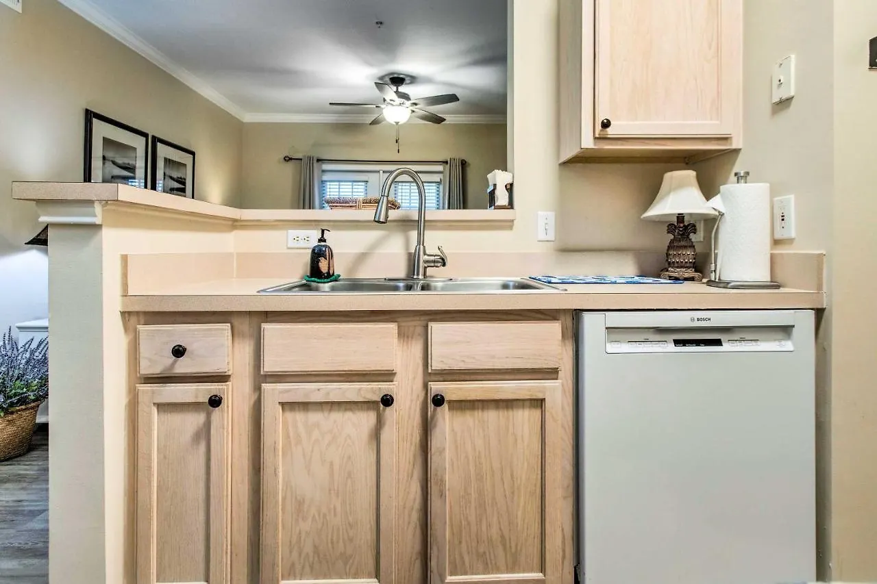 Bright St Simons Island With Shared Pool! Apartment *
