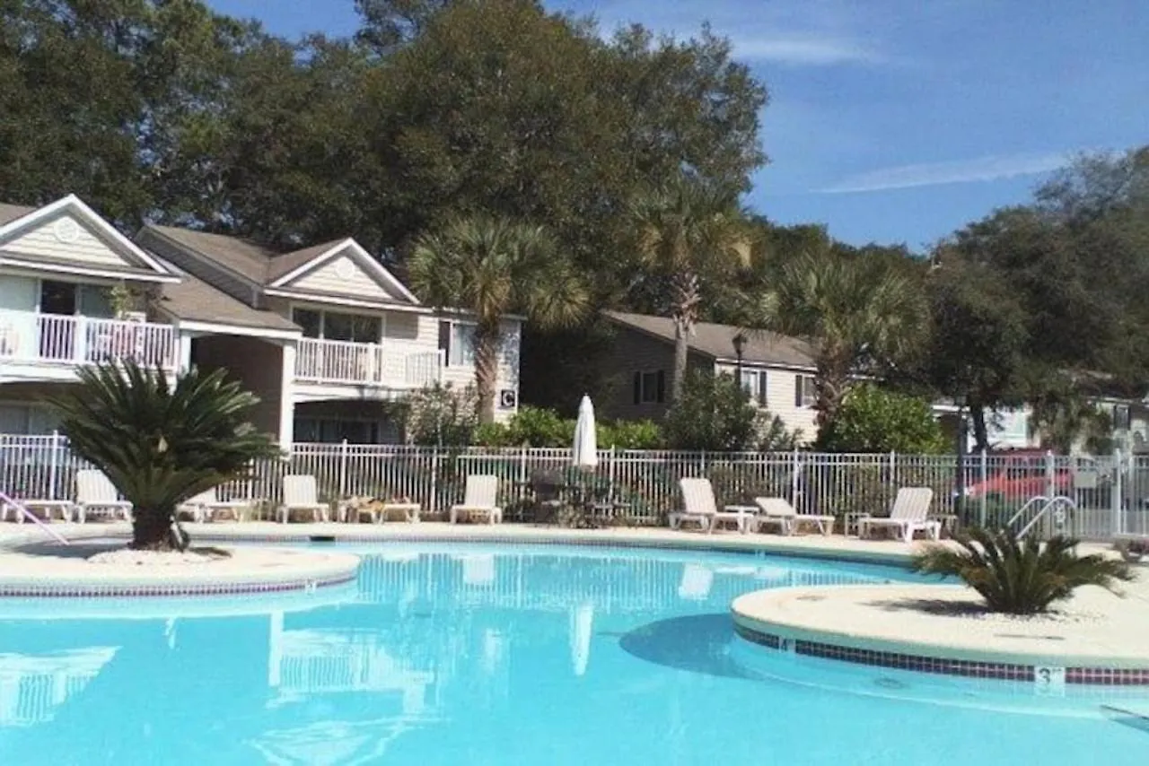 A12 1 Bedroom With 2 Beds And Great View Of Pool, Upstairs, New Floors, Two Full Size Beds * St. Simons Island