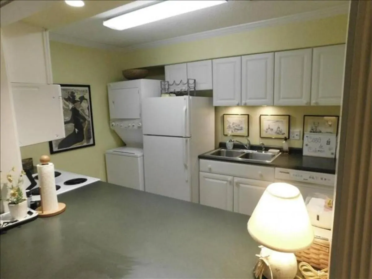 E11 Peaceful Bedroom Two Bath Ground Level New Shower And Floors Make Some Family Memories