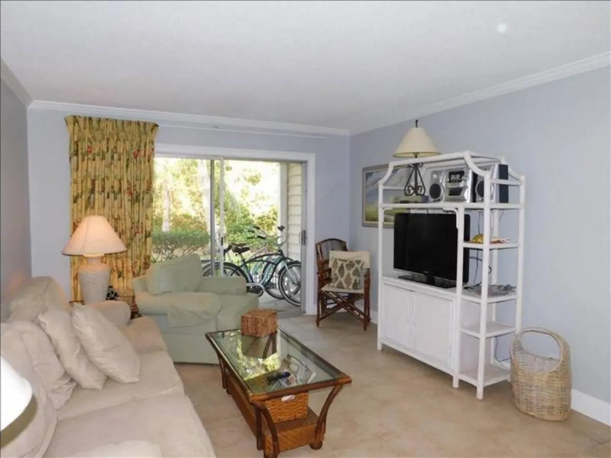 E11 Peaceful Bedroom Two Bath Ground Level New Shower And Floors Make Some Family Memories St. Simons Island