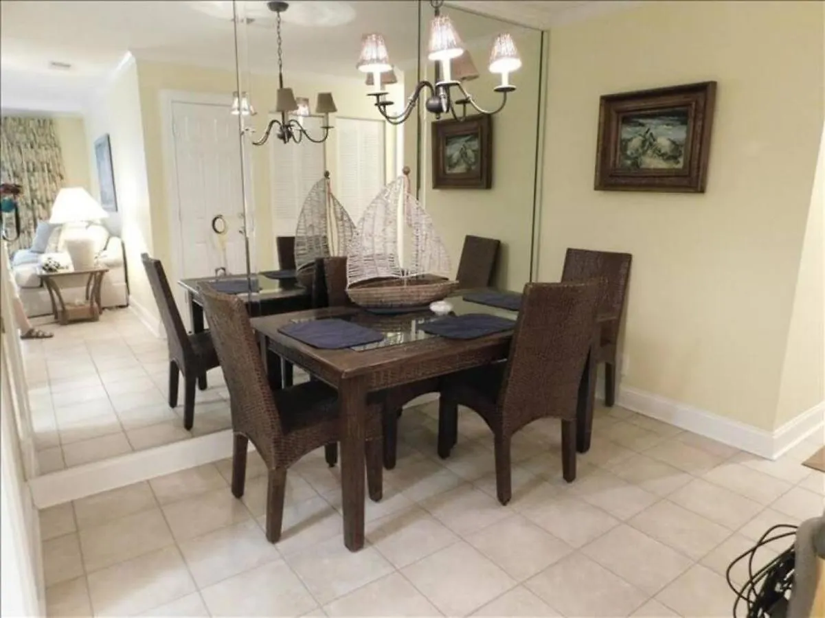 E11 Peaceful Bedroom Two Bath Ground Level New Shower And Floors Make Some Family Memories Apartment *
