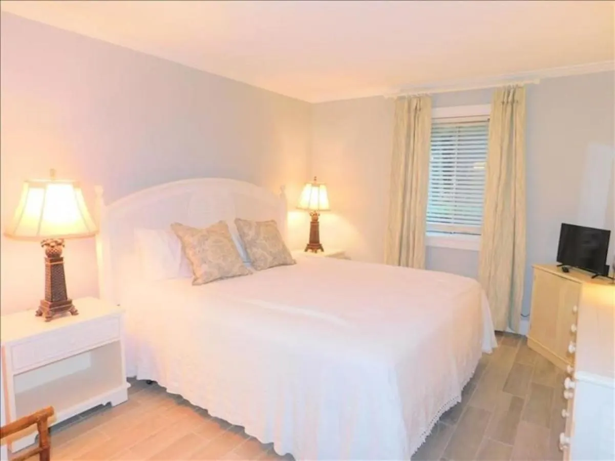 Apartment E11 Peaceful Bedroom Two Bath Ground Level New Shower And Floors Make Some Family Memories *