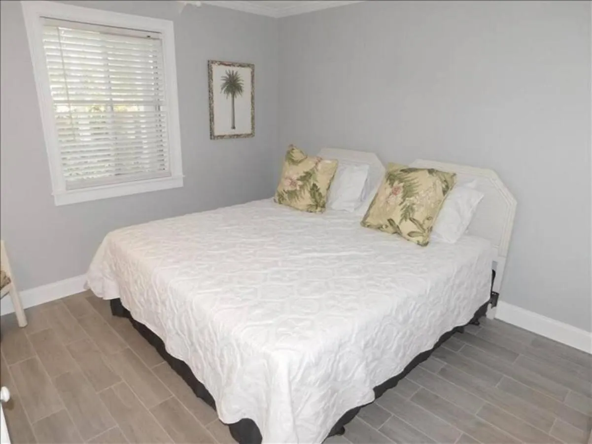 E11 Peaceful Bedroom Two Bath Ground Level New Shower And Floors Make Some Family Memories