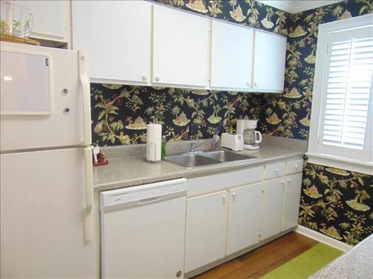 Family Haven: Spacious 4-bedroom With Screened St. Simons Island