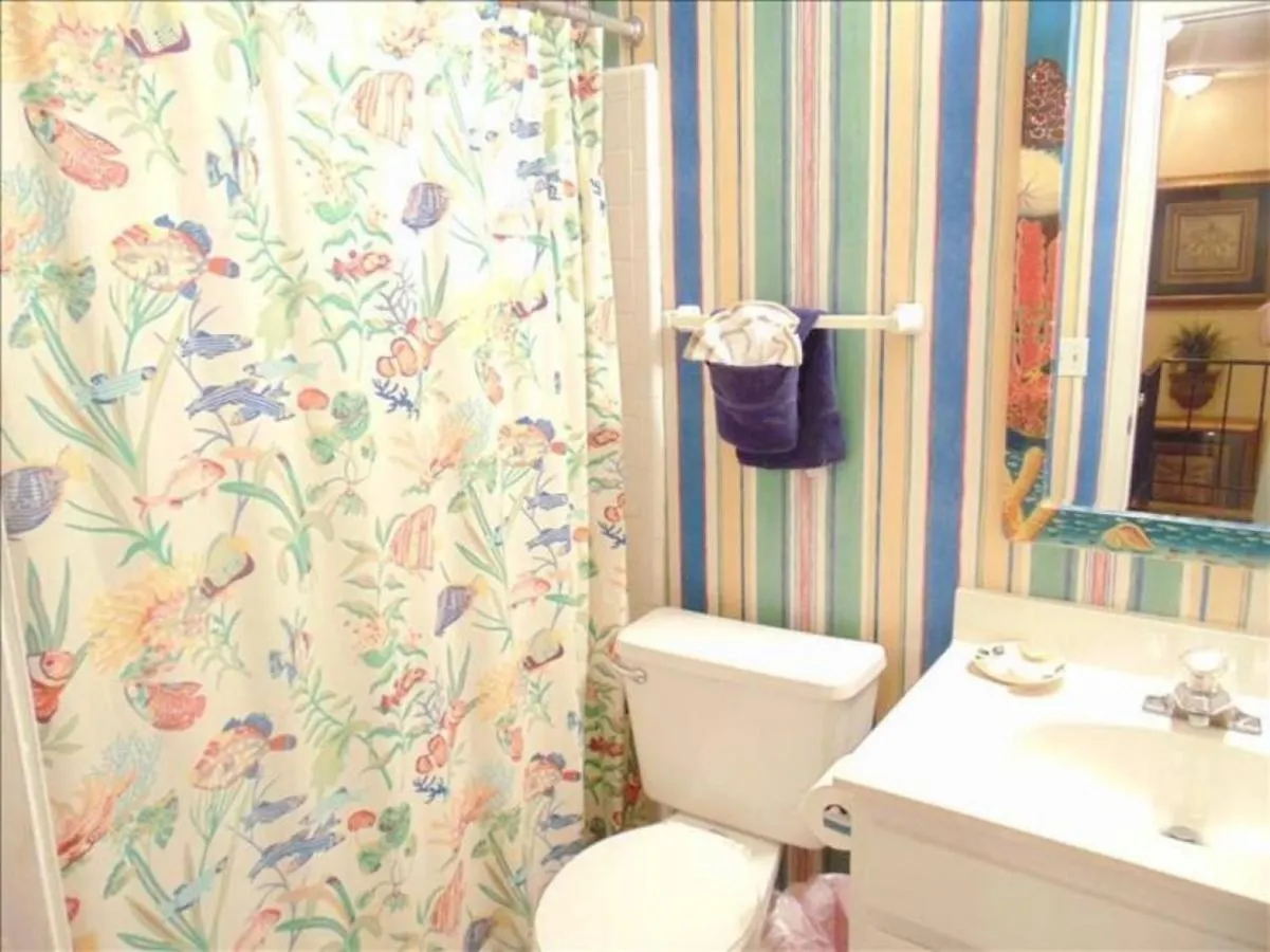 Family Haven: Spacious 4-bedroom With Screened Holiday home *
