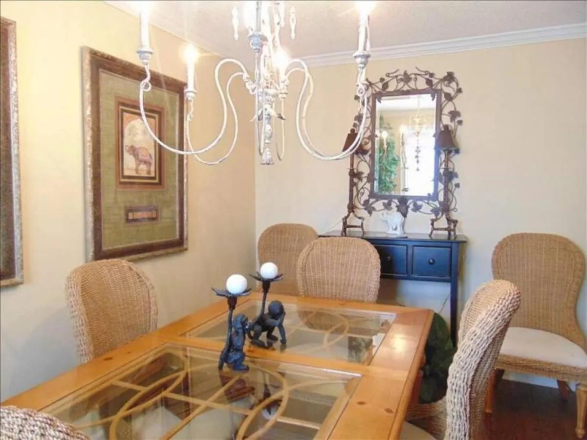 Family Haven: Spacious 4-bedroom With Screened Holiday home *