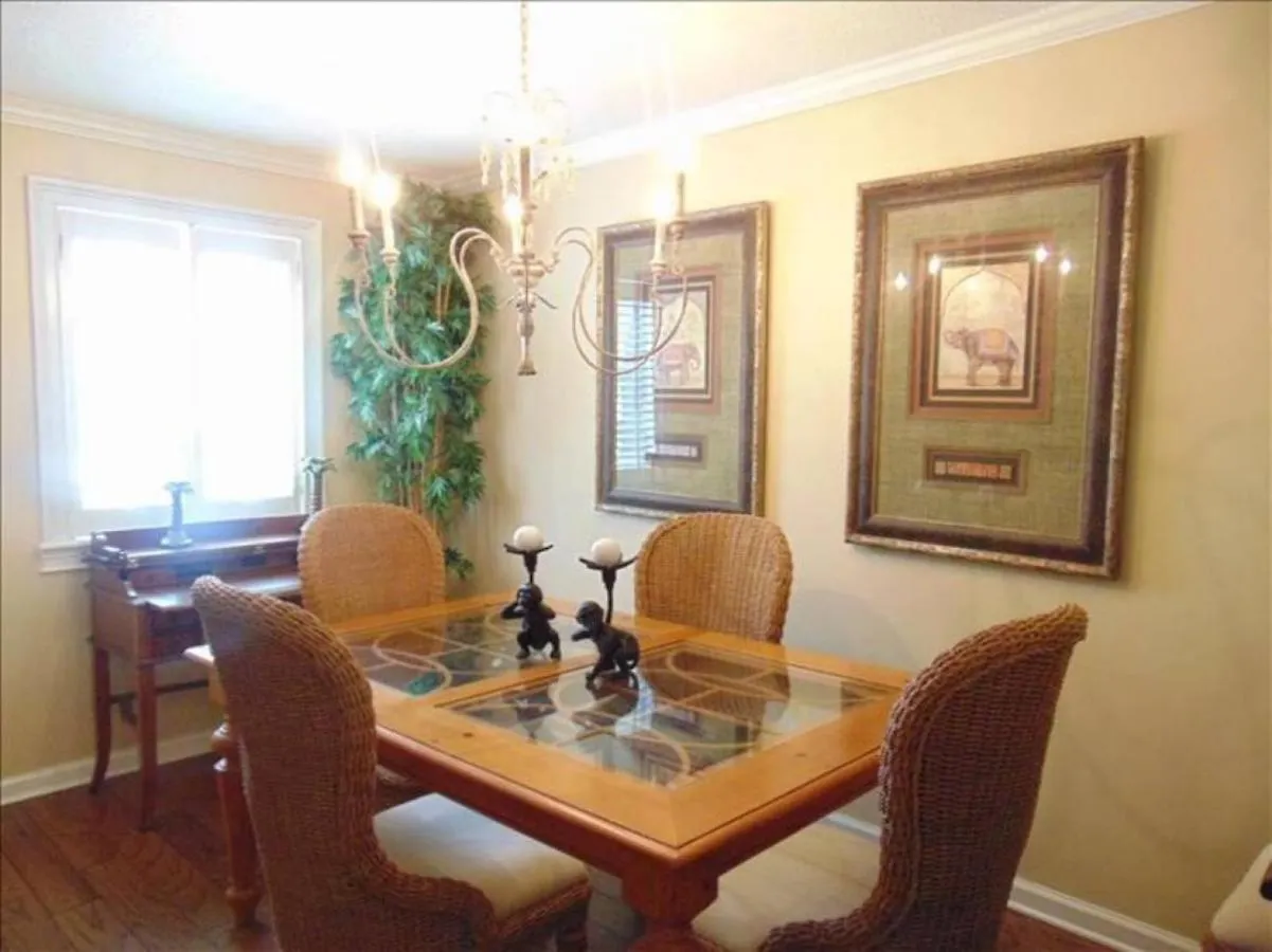 Family Haven: Spacious 4-bedroom With Screened Holiday home