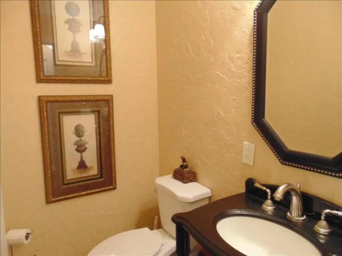 Family Haven: Spacious 4-bedroom With Screened *