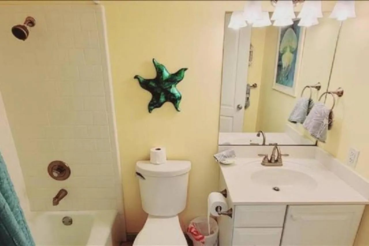 Holiday home Island Comfort: Cozy Downstairs Retreat With Updated Kitchen *