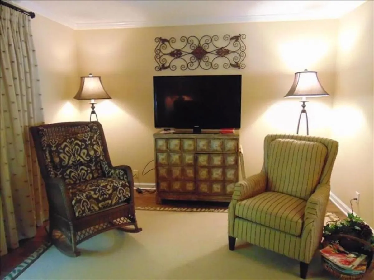 Family Haven: Spacious 4-bedroom With Screened *