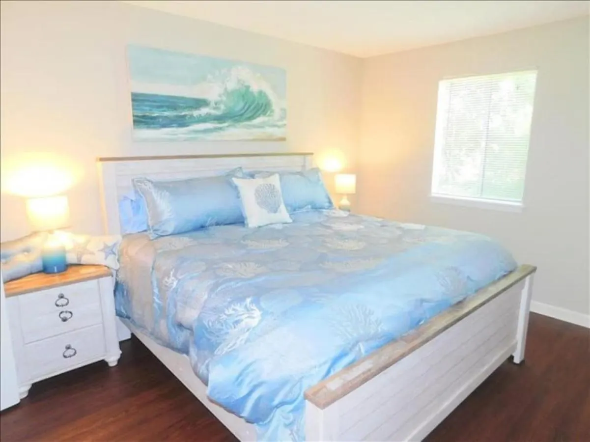 T15 Downstairs Beachy Quiet King Bed Holiday home St. Simons Island