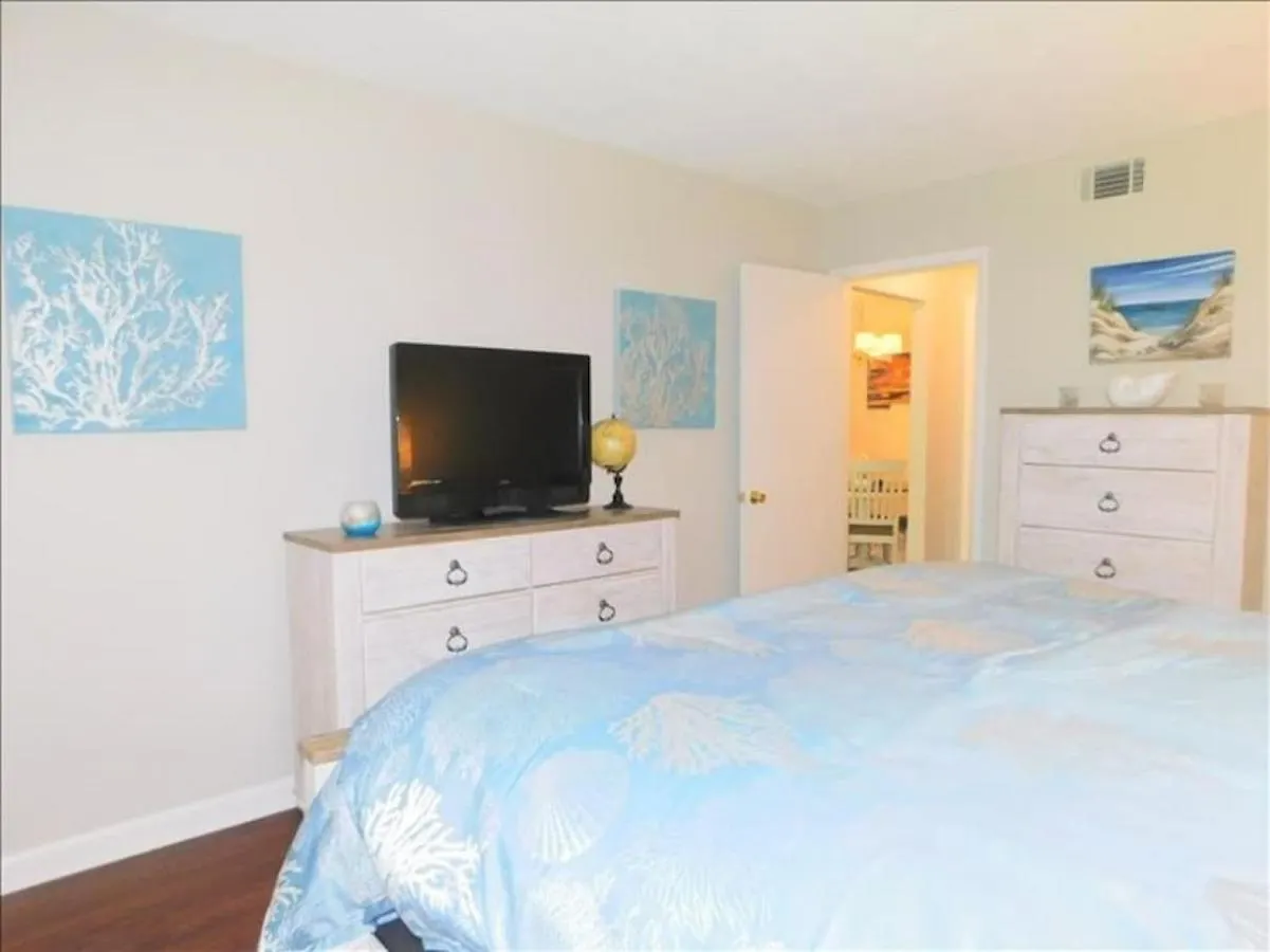 T15 Downstairs Beachy Quiet King Bed *
