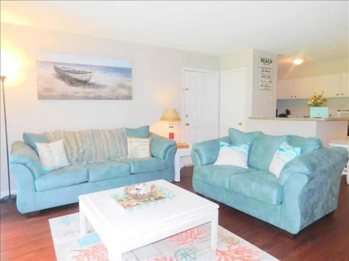 T15 Downstairs Beachy Quiet King Bed