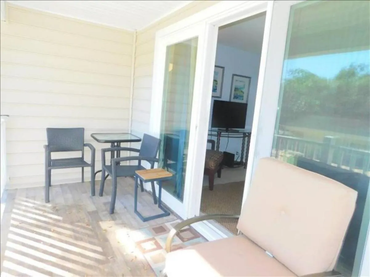 A12 1 Bedroom With 2 Beds And Great View Of Pool, Upstairs, New Floors, Two Full Size Beds * St. Simons Island