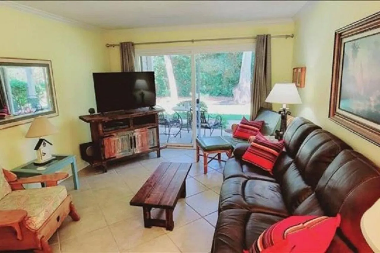 Island Comfort: Cozy Downstairs Retreat With Updated Kitchen *