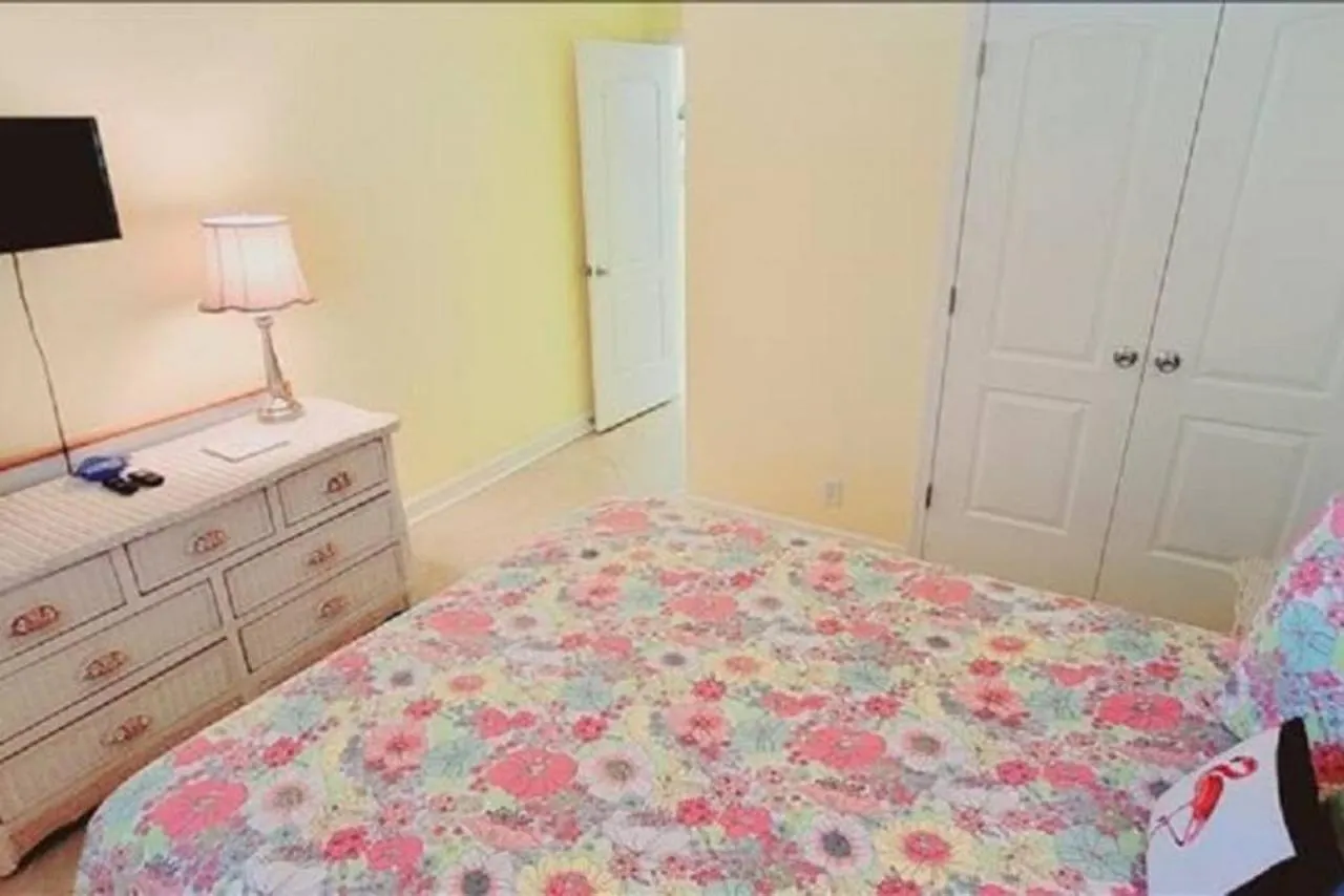 Island Comfort: Cozy Downstairs Retreat With Updated Kitchen Holiday home *