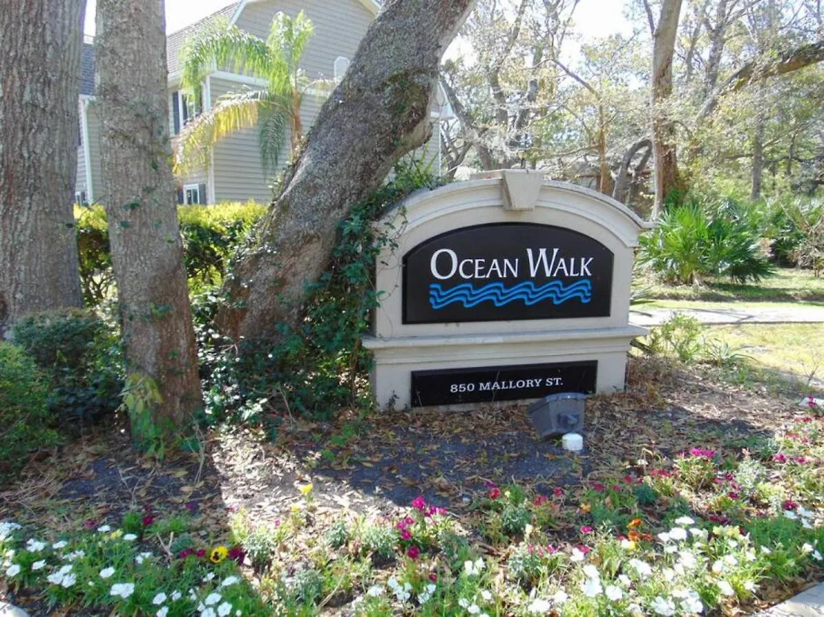 A12 1 Bedroom With 2 Beds And Great View Of Pool, Upstairs, New Floors, Two Full Size Beds