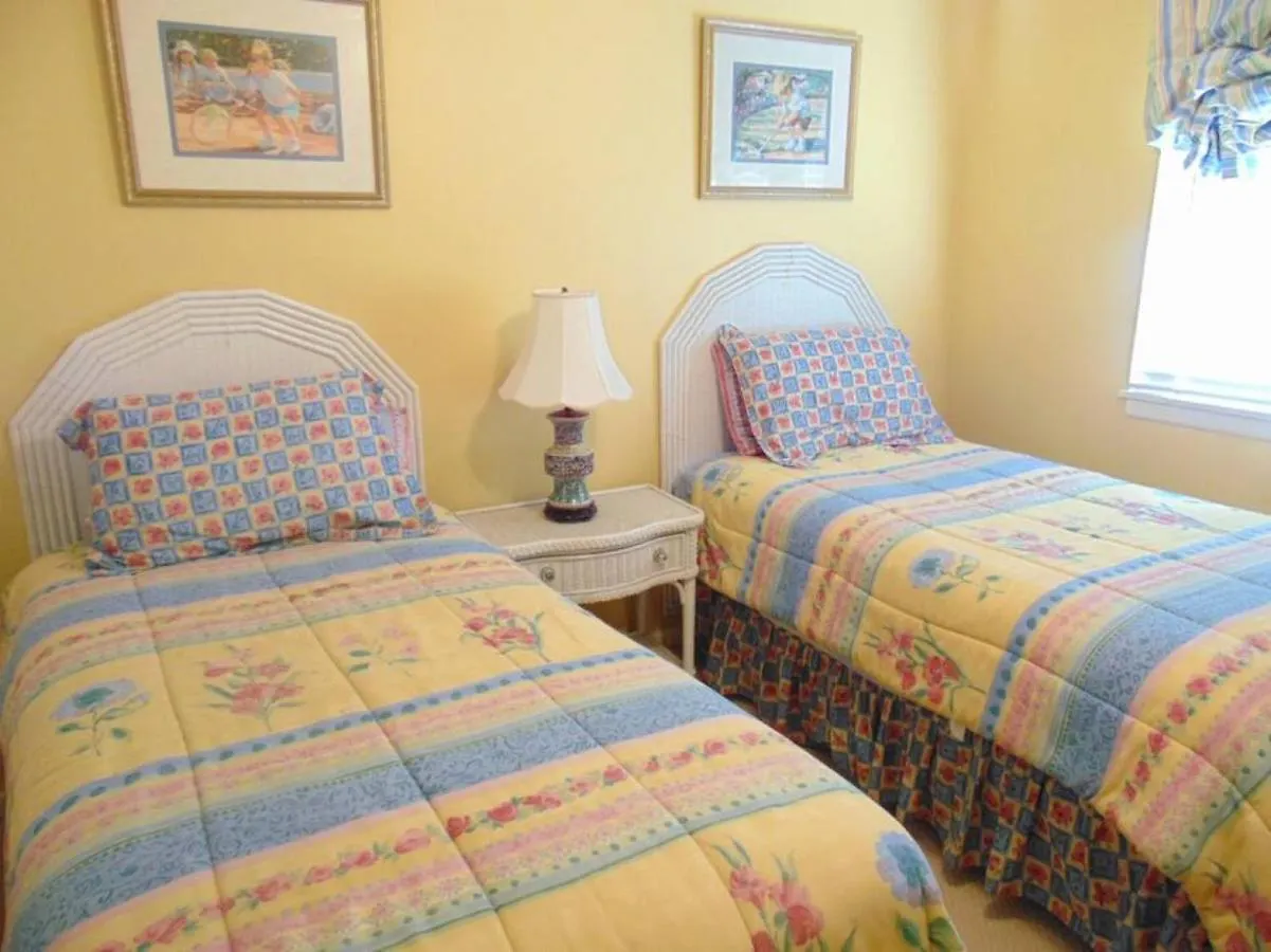 Family Haven: Spacious 4-bedroom With Screened Holiday home *