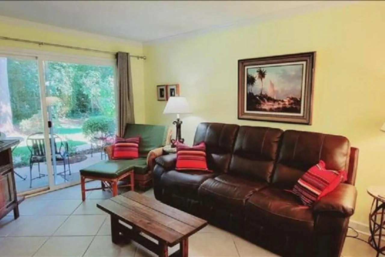 Island Comfort: Cozy Downstairs Retreat With Updated Kitchen Holiday home *
