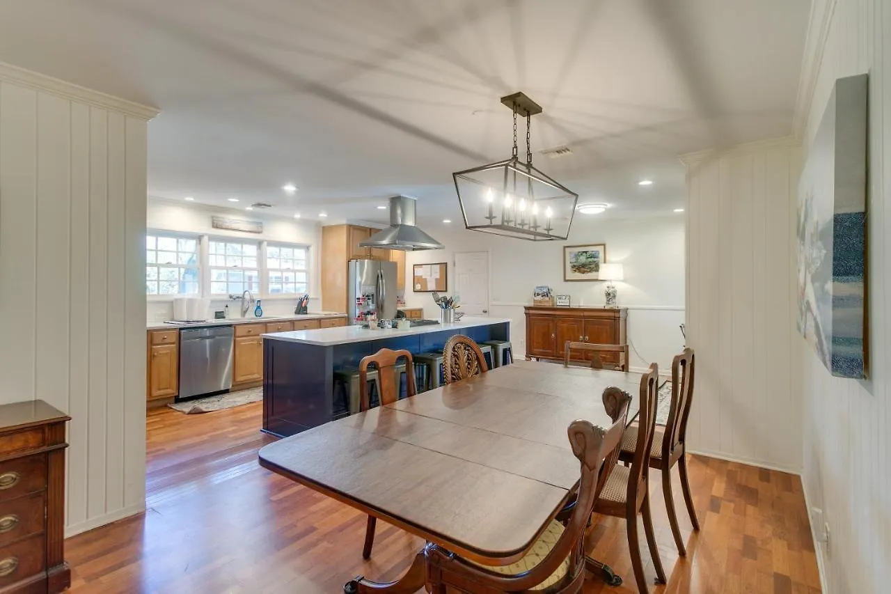 Spacious St Simons Island Vacation With Pool! Holiday home St. Simons Island