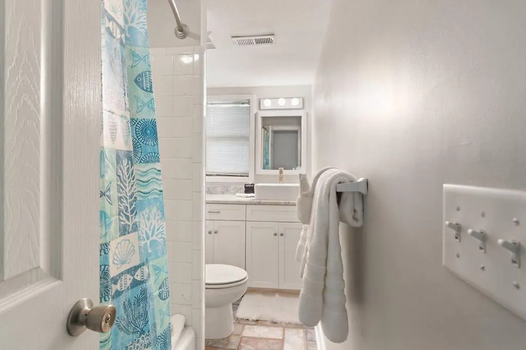 Holiday home 2 King Suites~private Pool+hot Tub~2mi From St. Simons Island