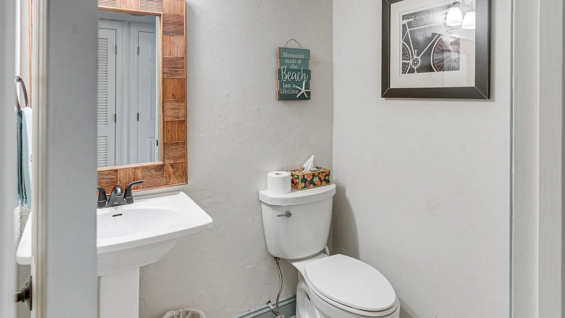Inviting St Simons Island Townhome Walk To Beach!