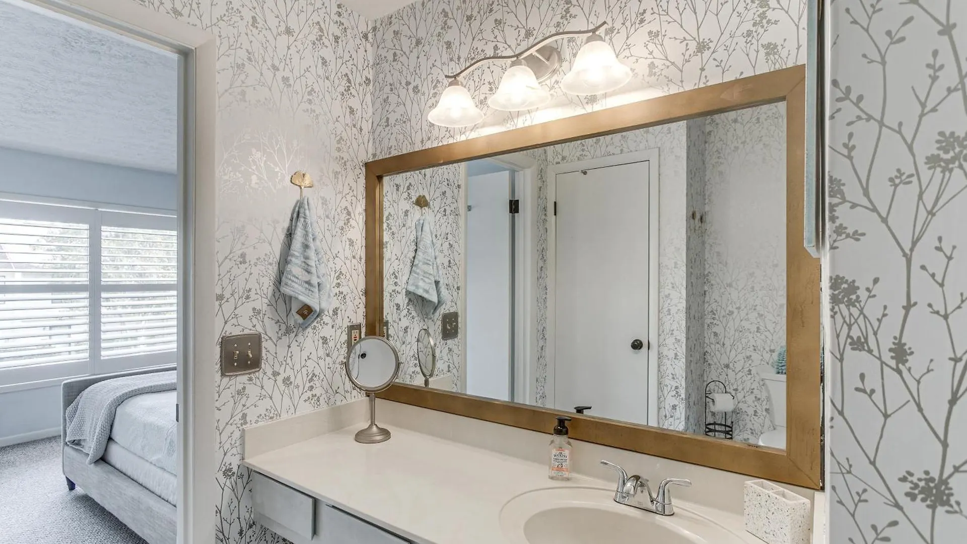 Inviting St Simons Island Townhome Walk To Beach!