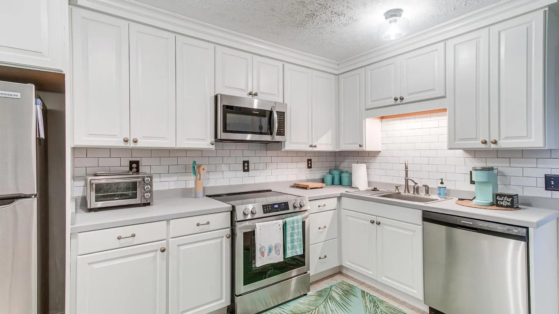 Inviting St Simons Island Townhome Walk To Beach! Holiday home