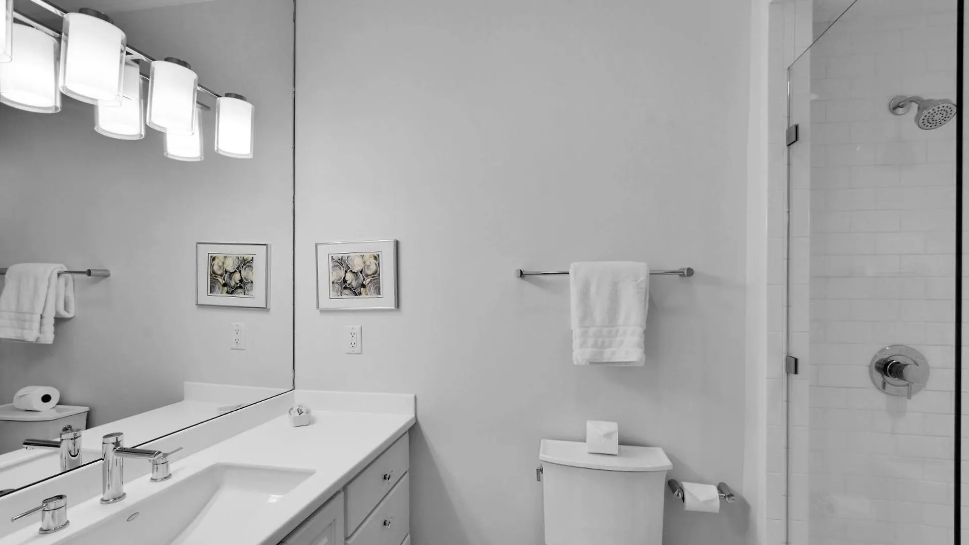 East Beach- Upscale Yet Comfortable With Private Pool Holiday home
