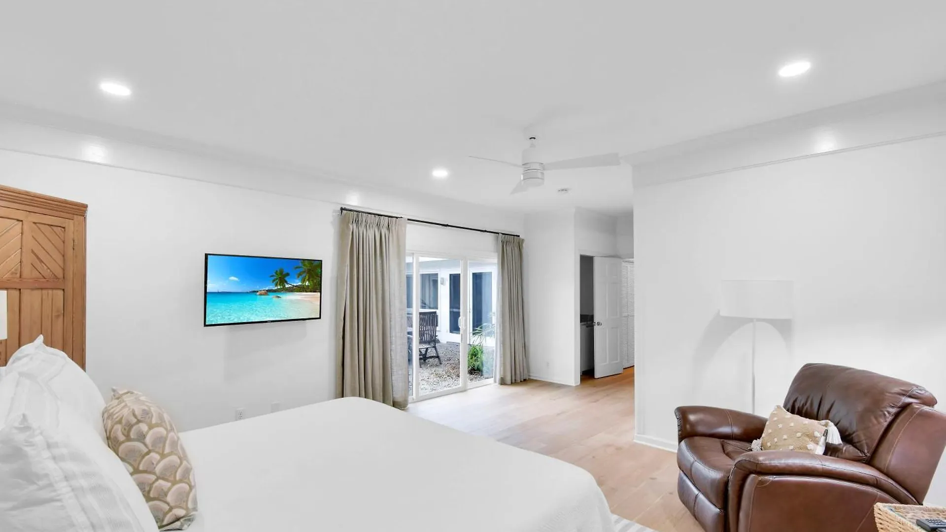 Holiday home East Beach- Upscale Yet Comfortable With Private Pool *