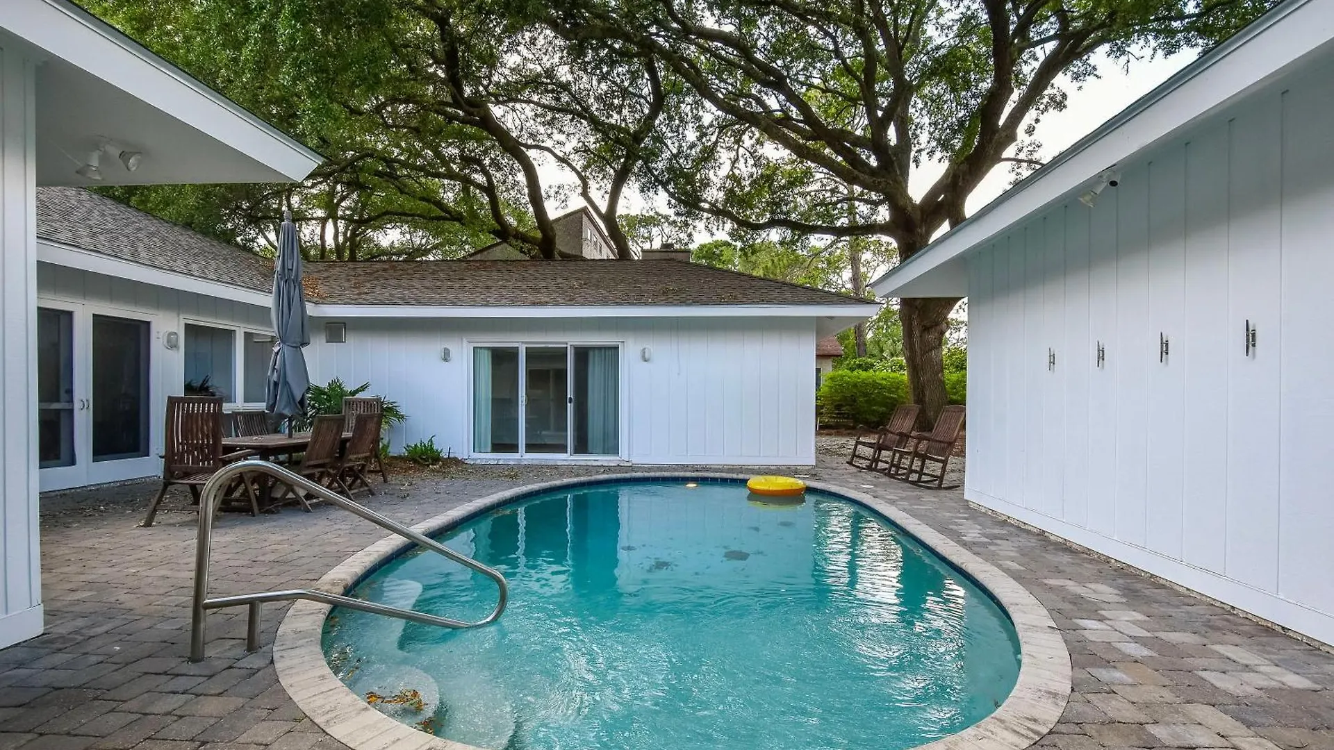 East Beach- Upscale Yet Comfortable With Private Pool Holiday home