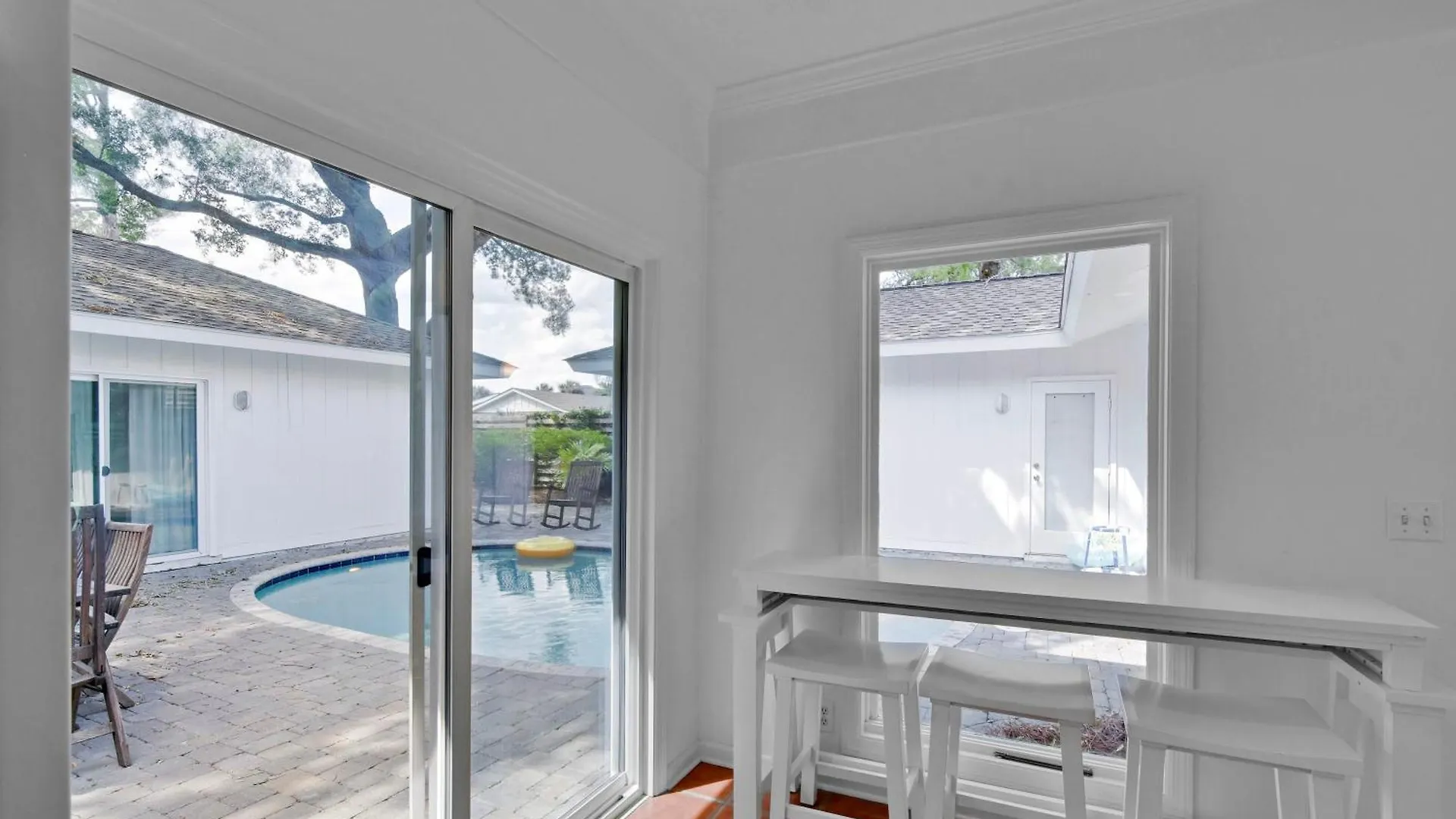 East Beach- Upscale Yet Comfortable With Private Pool *