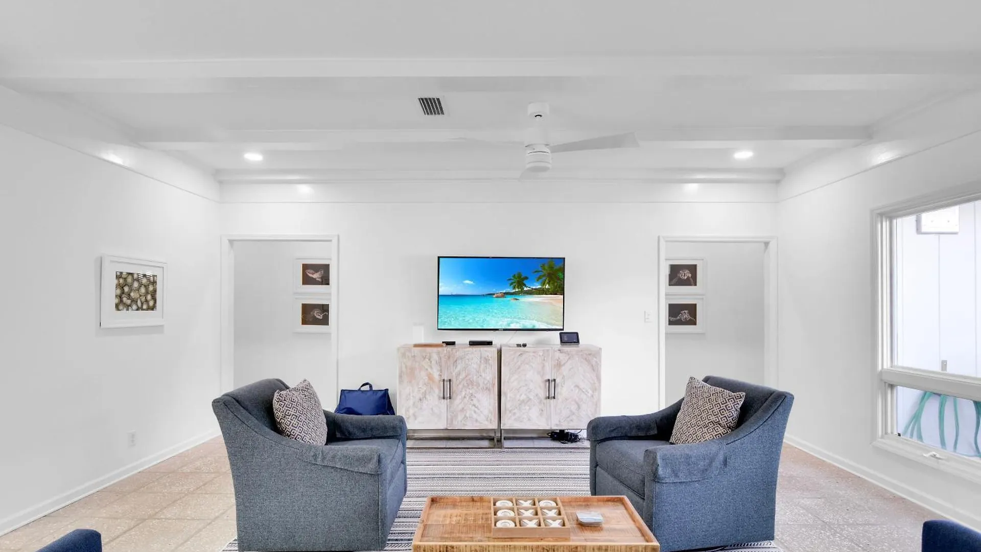 East Beach- Upscale Yet Comfortable With Private Pool Holiday home *