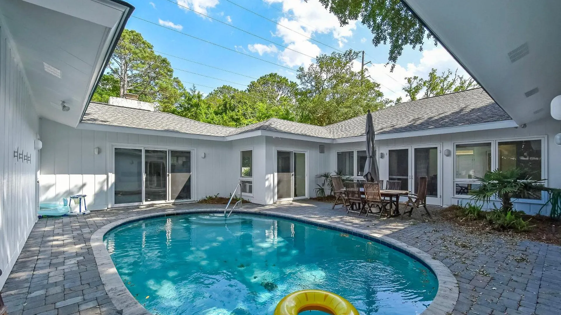 East Beach- Upscale Yet Comfortable With Private Pool Holiday home *