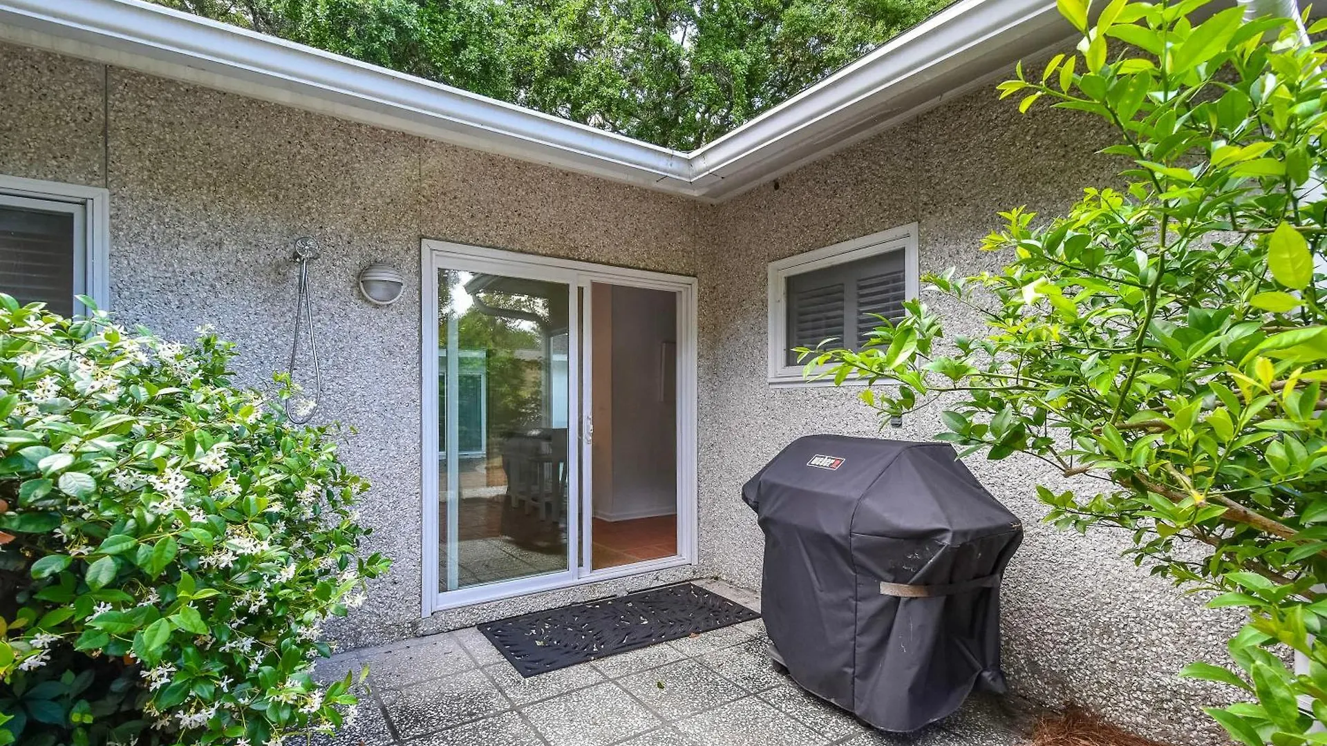 East Beach- Upscale Yet Comfortable With Private Pool