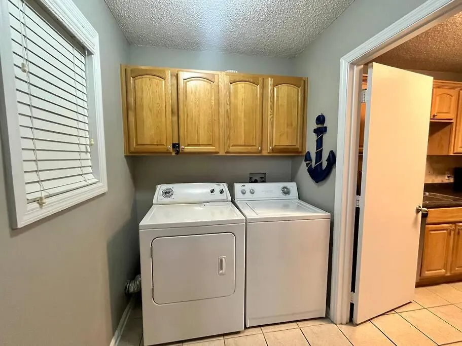 Desirable South End - 5 Minutes To Beach! Walk To Dining/shopping! *