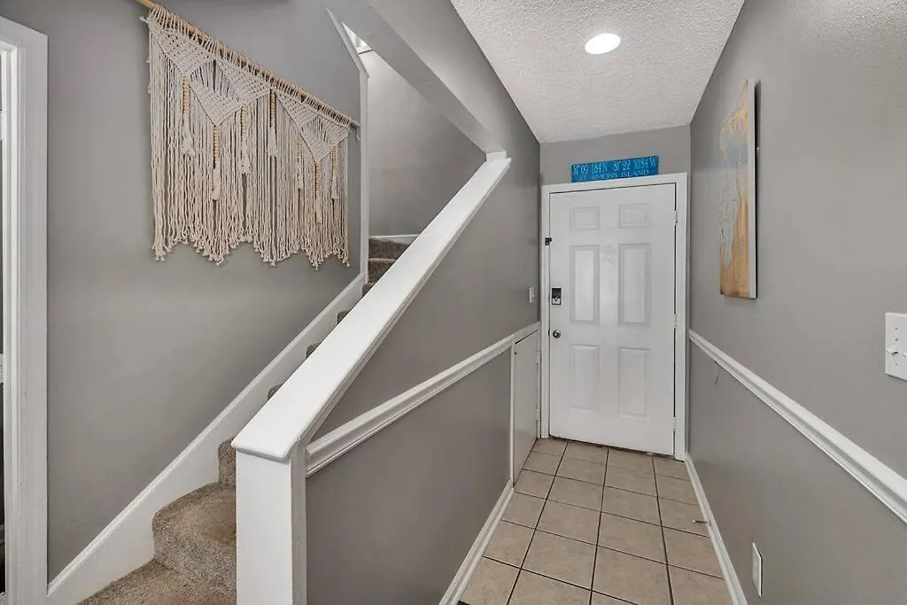 Desirable South End - 5 Minutes To Beach! Walk To Dining/shopping!