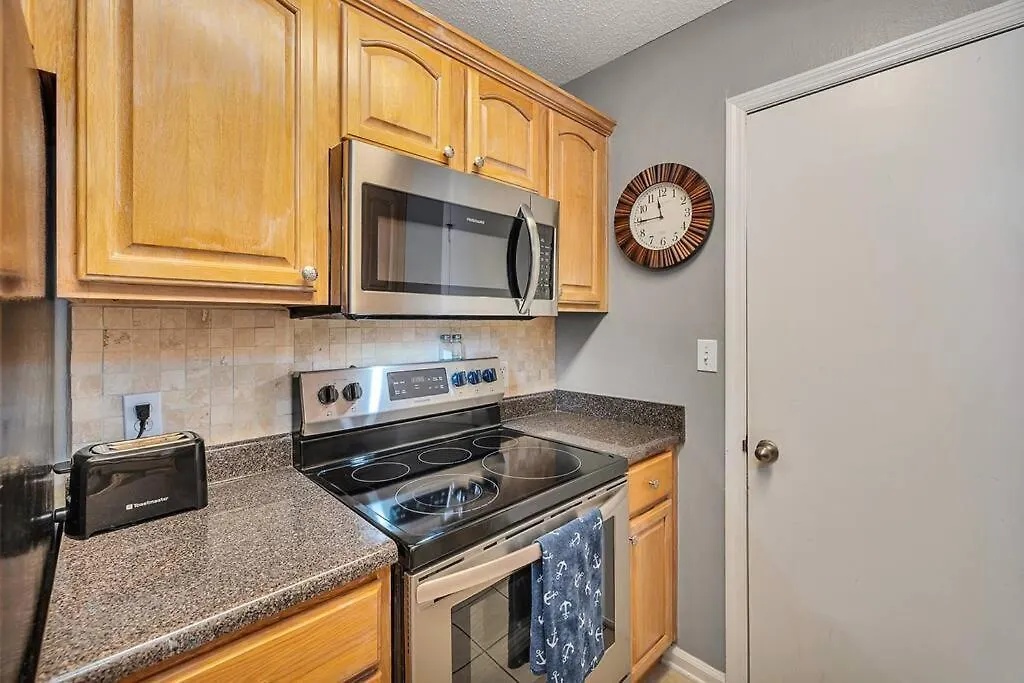Desirable South End - 5 Minutes To Beach! Walk To Dining/shopping! Holiday home *