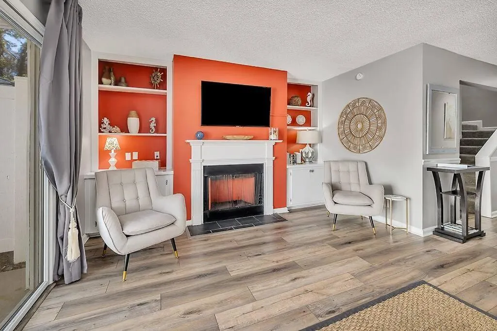 Desirable South End - 5 Minutes To Beach! Walk To Dining/shopping! *