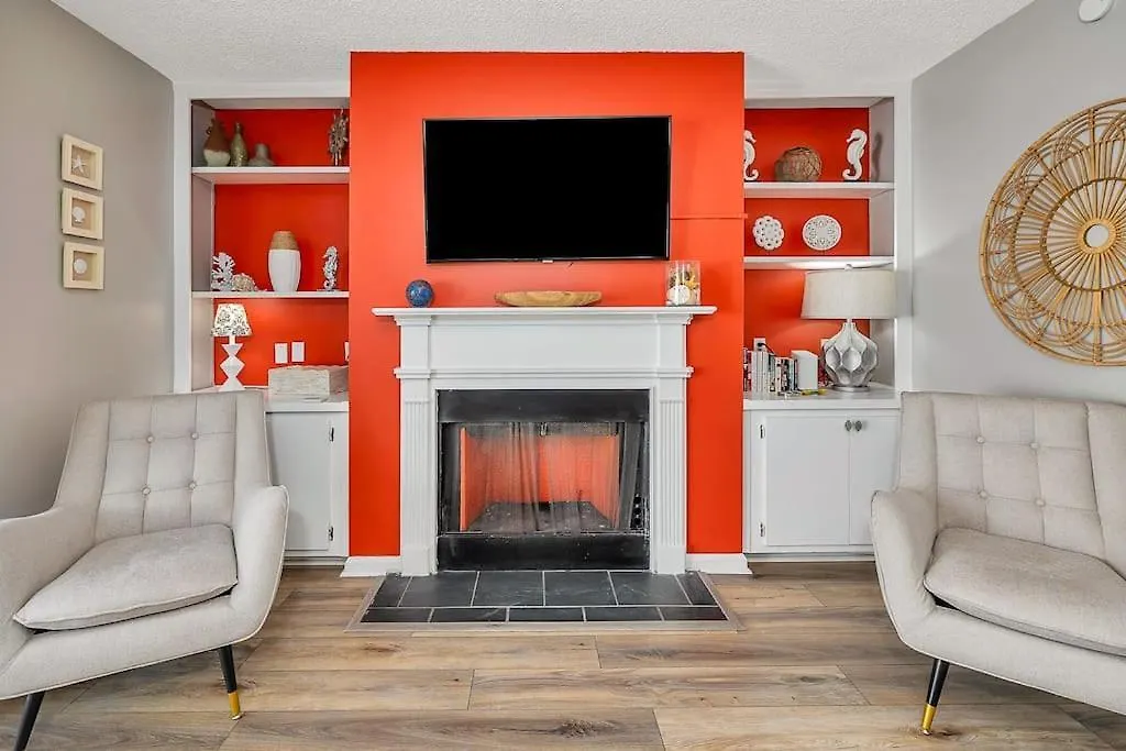 Desirable South End - 5 Minutes To Beach! Walk To Dining/shopping! *